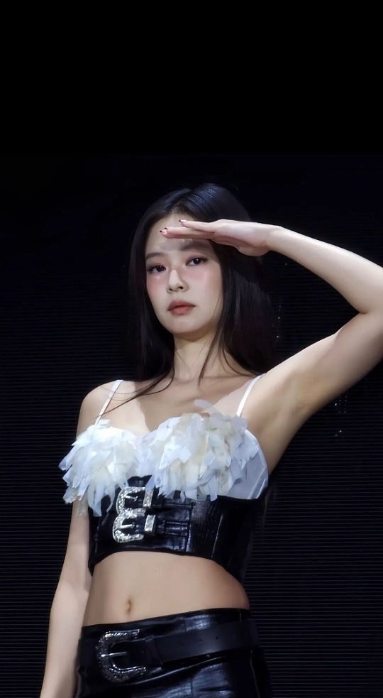 Jennie是真正把个人审美做成时尚标杆的人所谓时尚标杆，从来不是穿最贵的衣服，