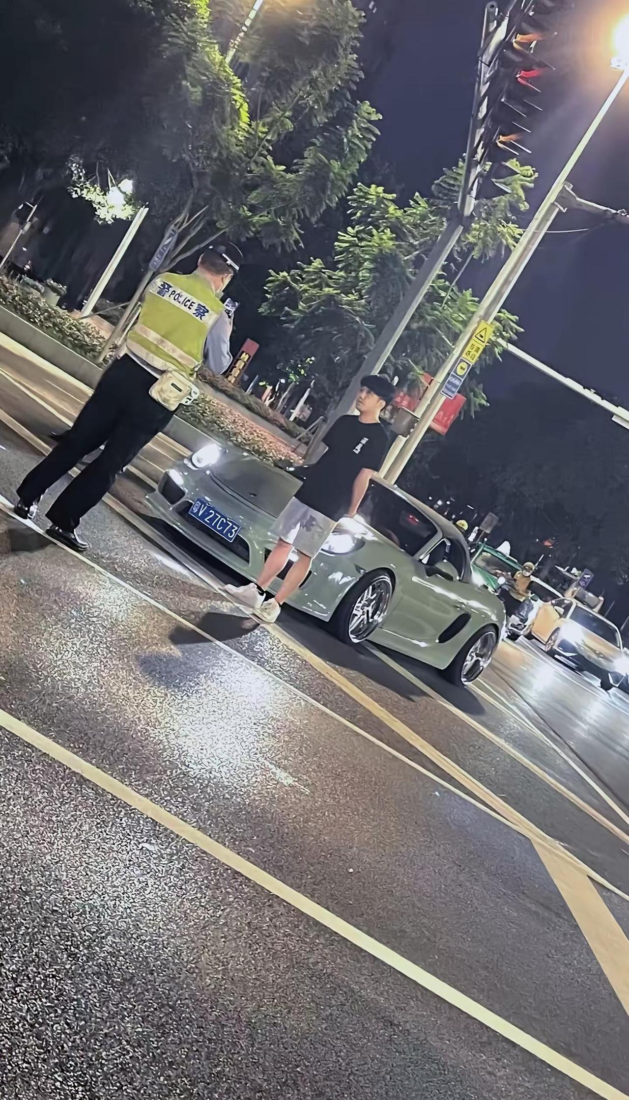 我认为照片是有温度的每次看到熟悉的画面就会把思绪拉到很久的某一天 尽管无法同时拥