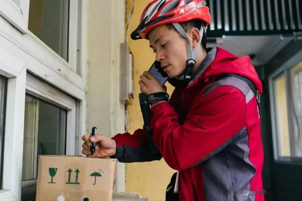 全网的节奏都是收件人和快递员的抱怨，好像新规就像欺负老百姓一样。

现在一些卷低