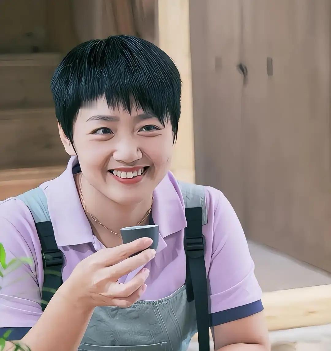 白慧明十九岁拍过电影，灵动得很。一结婚，戏也不演了，转头支持于谦说相声。
 
老