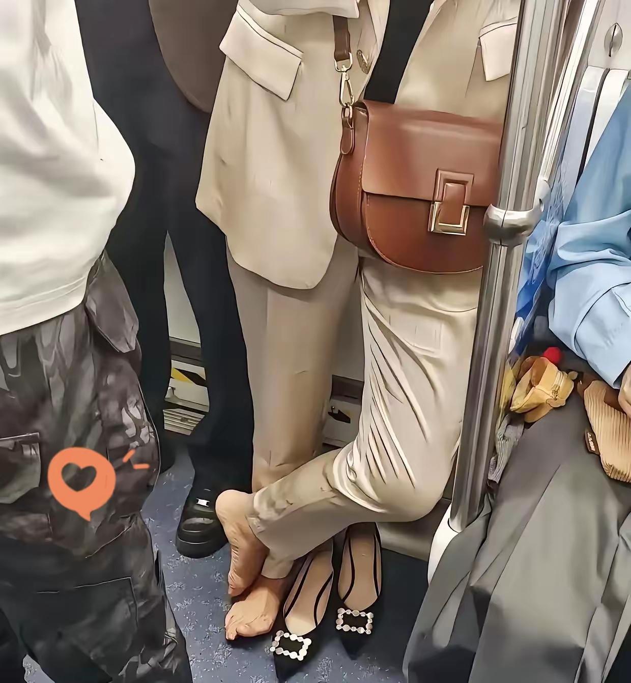 败家的鞋，脚痛苦死了，回家就从窗户扔出去，谁爱捡谁捡。