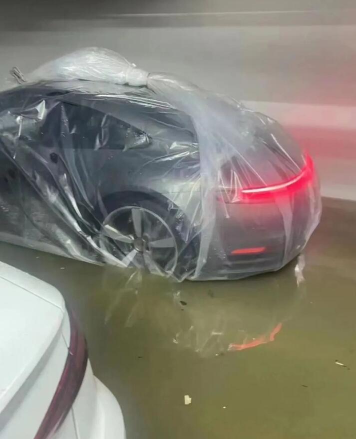 受到台风“海葵”的影响，最近福建遭遇了特大暴雨天气，很多车辆被淹没。而有一位车主