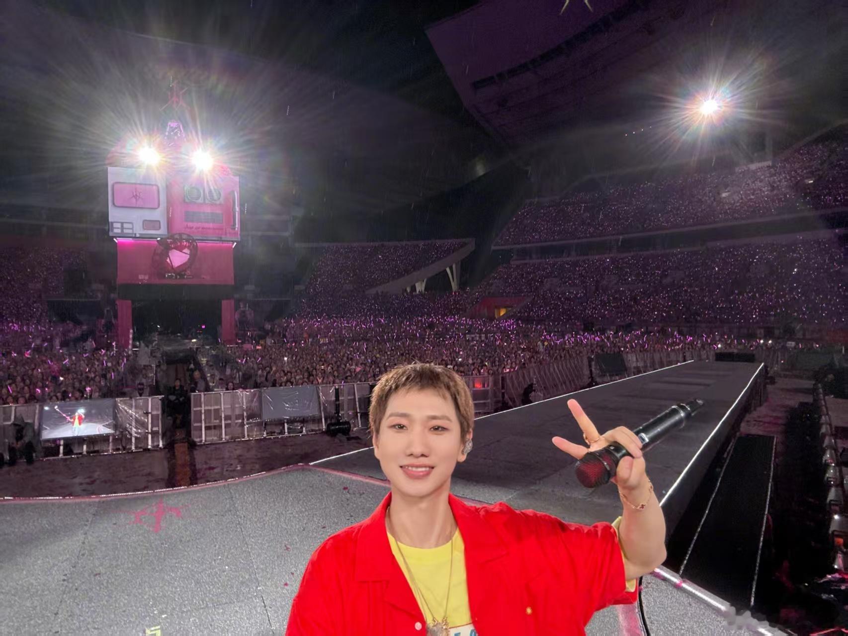 汪苏泷广州演唱会补音塔吊起来了汪苏泷想把最好的给我们广州场将补音塔悬空吊装，为了
