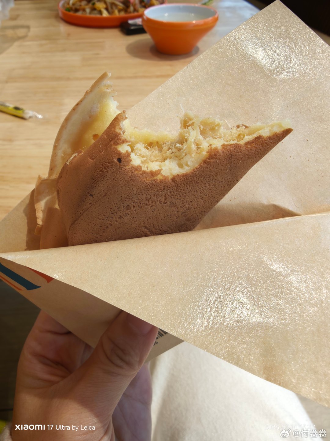 我刚到成都那年，蛋烘糕5毛，如今已经5块钱了，好在味道依然香。你第一次吃蛋烘糕多