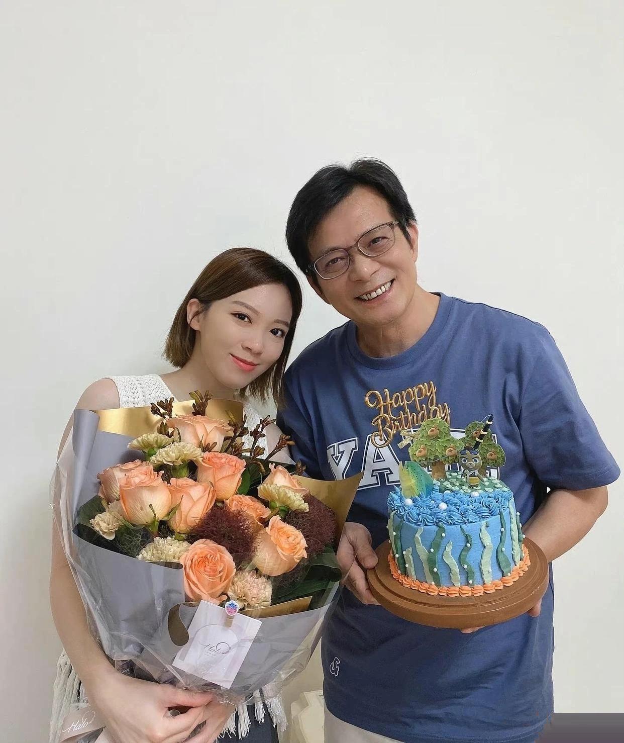 黄日华的女儿很好看，跟他长得一模一样。有点遗憾的是，她比黄日华的个头还要矮很多。