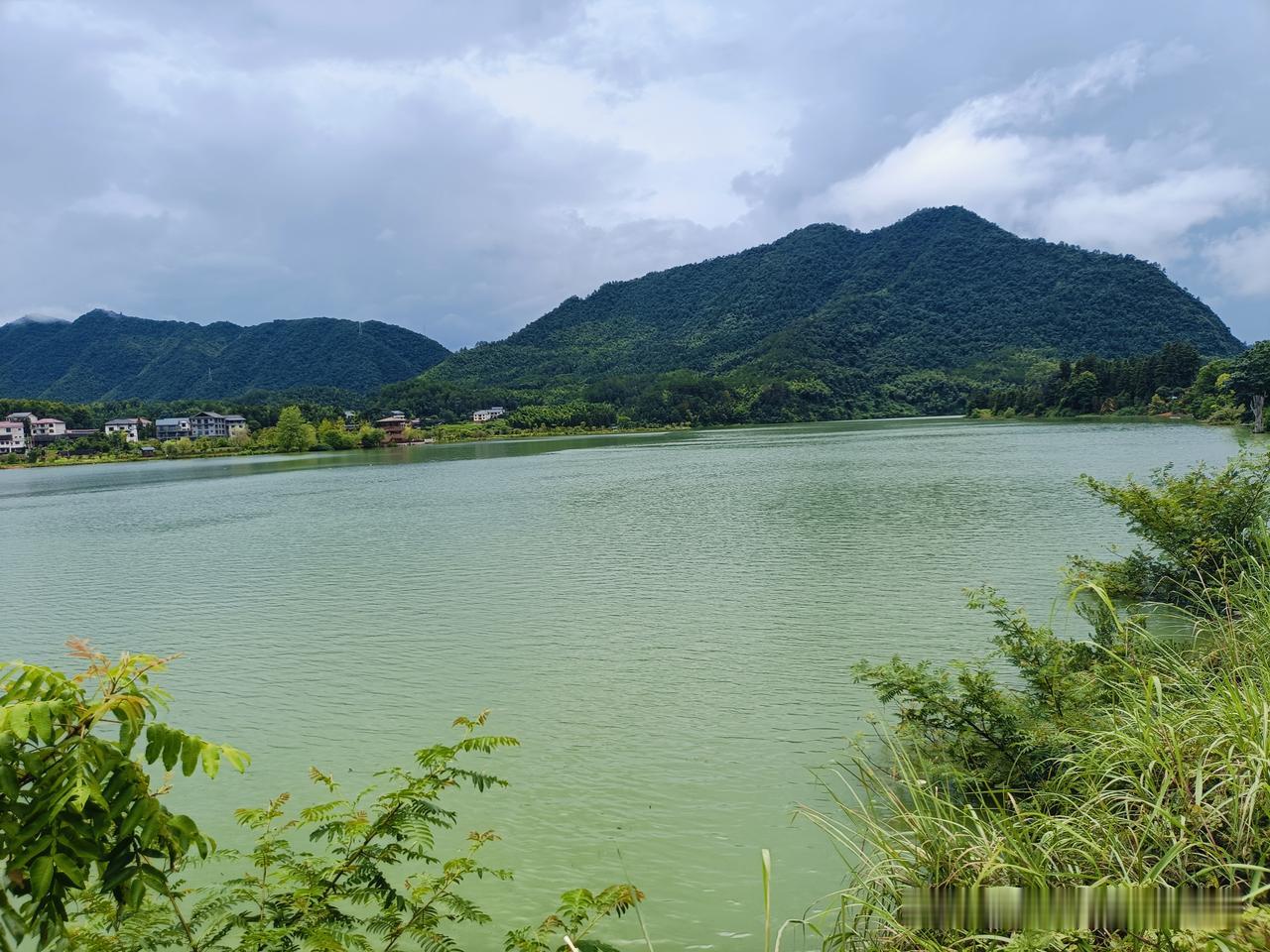 一个人一生总要为某一件事，或者某一个人而疯狂一次。

或去一个地方旅游，或去爬一