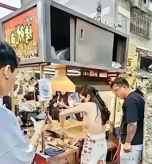 献给“鱿鱼西施”的打油诗

 

女子卖鱿露上身，众人围观议纷纷。
鱿鱼洗净如玉