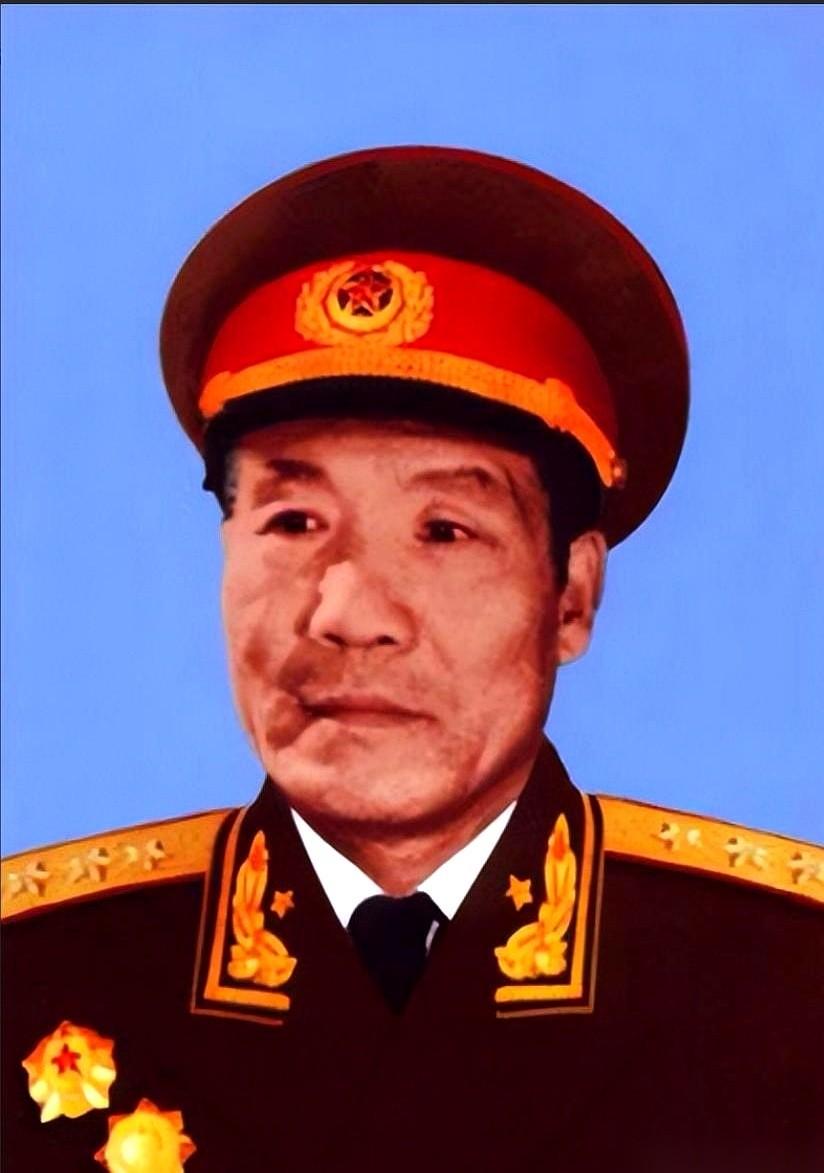 1955年大授衔前夜，有人为了军衔去跑关系，有人因为名次靠后拍桌子。
而在那份沉