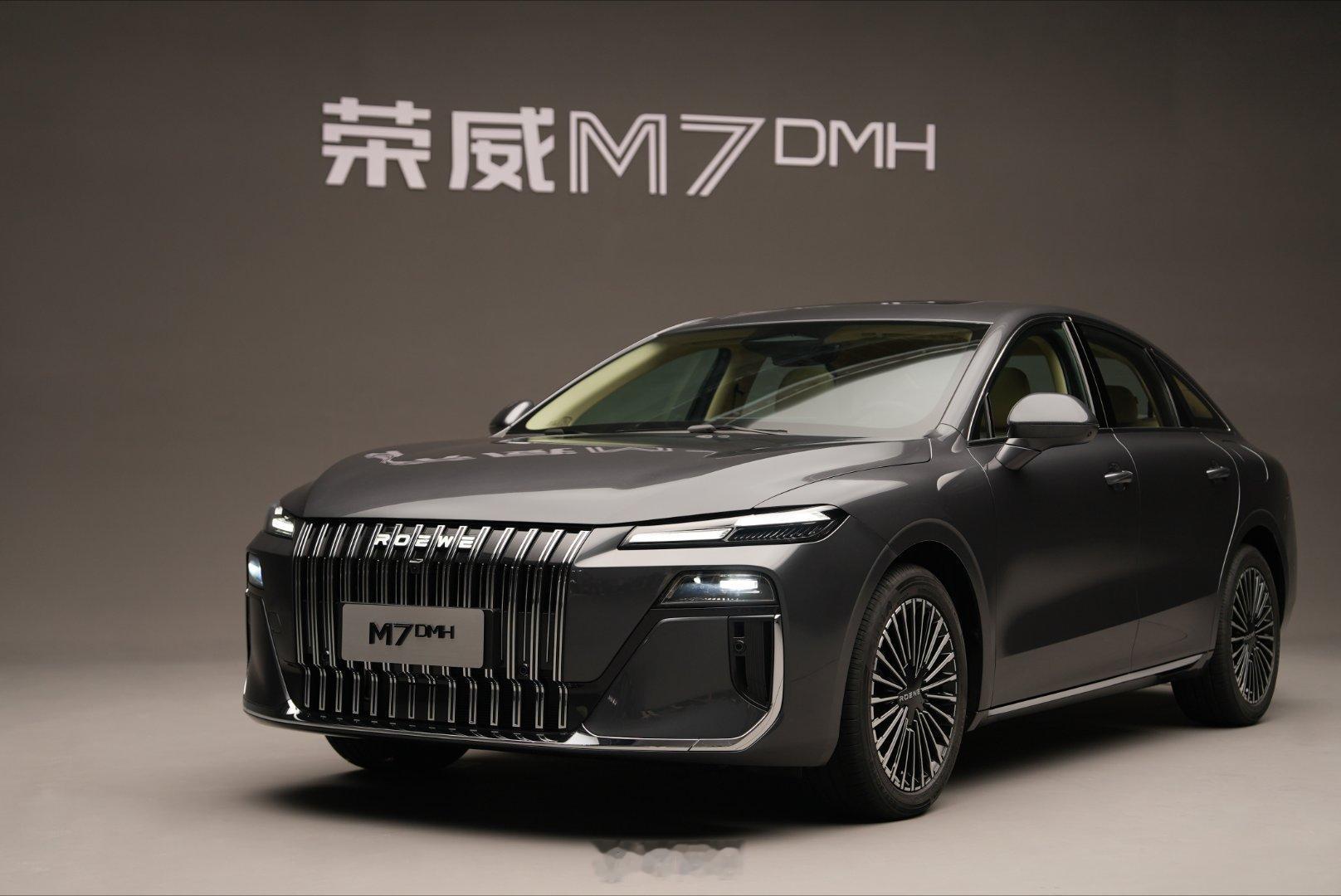 随便唠唠荣威M7 DMH这台车吧它主打的“越级中大型国民车”确实有点东西。设计上