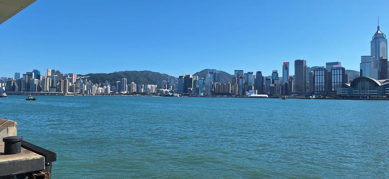小河弯弯向南流
流到香江去看一看
东方之珠
我的爱人
你的风采是否浪漫依然
月儿