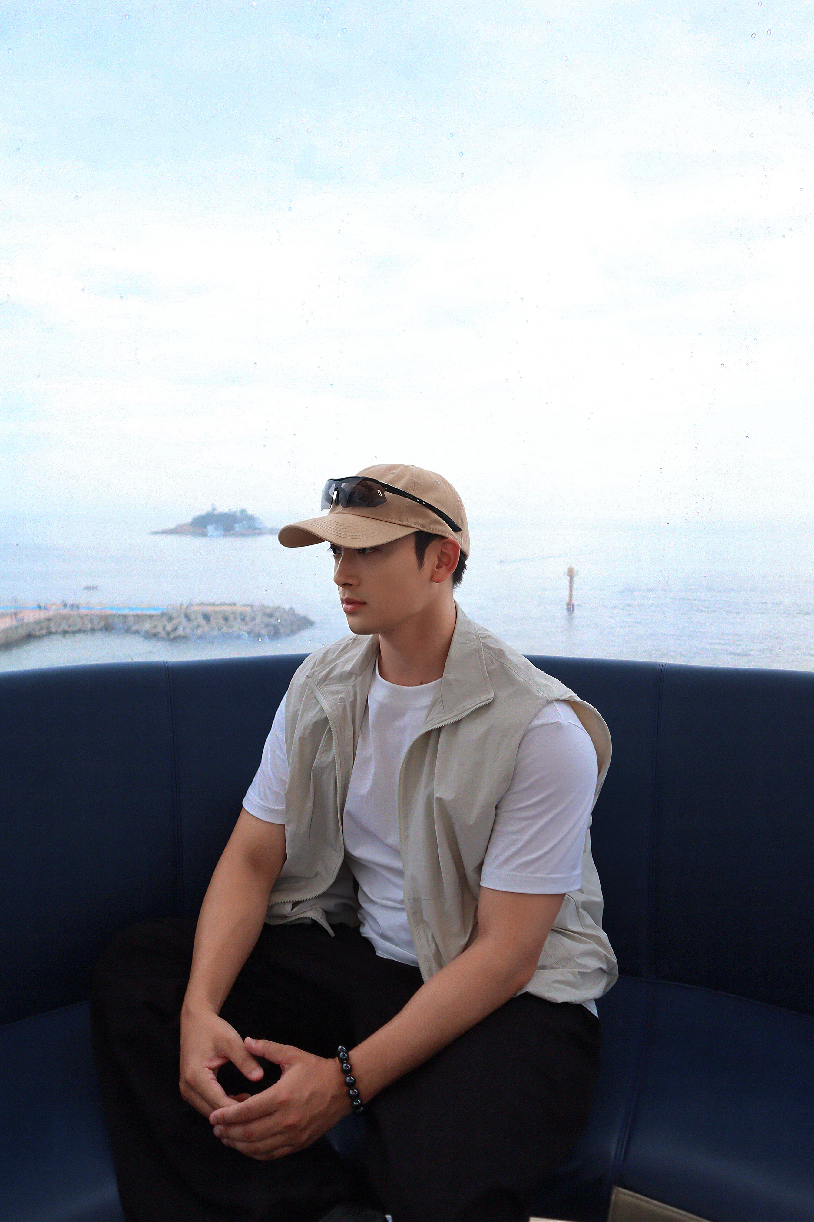 最近来韩旅行，韩国的三伏天也不是开玩笑的。穿搭的终极难题：好看和凉快永远的博弈。