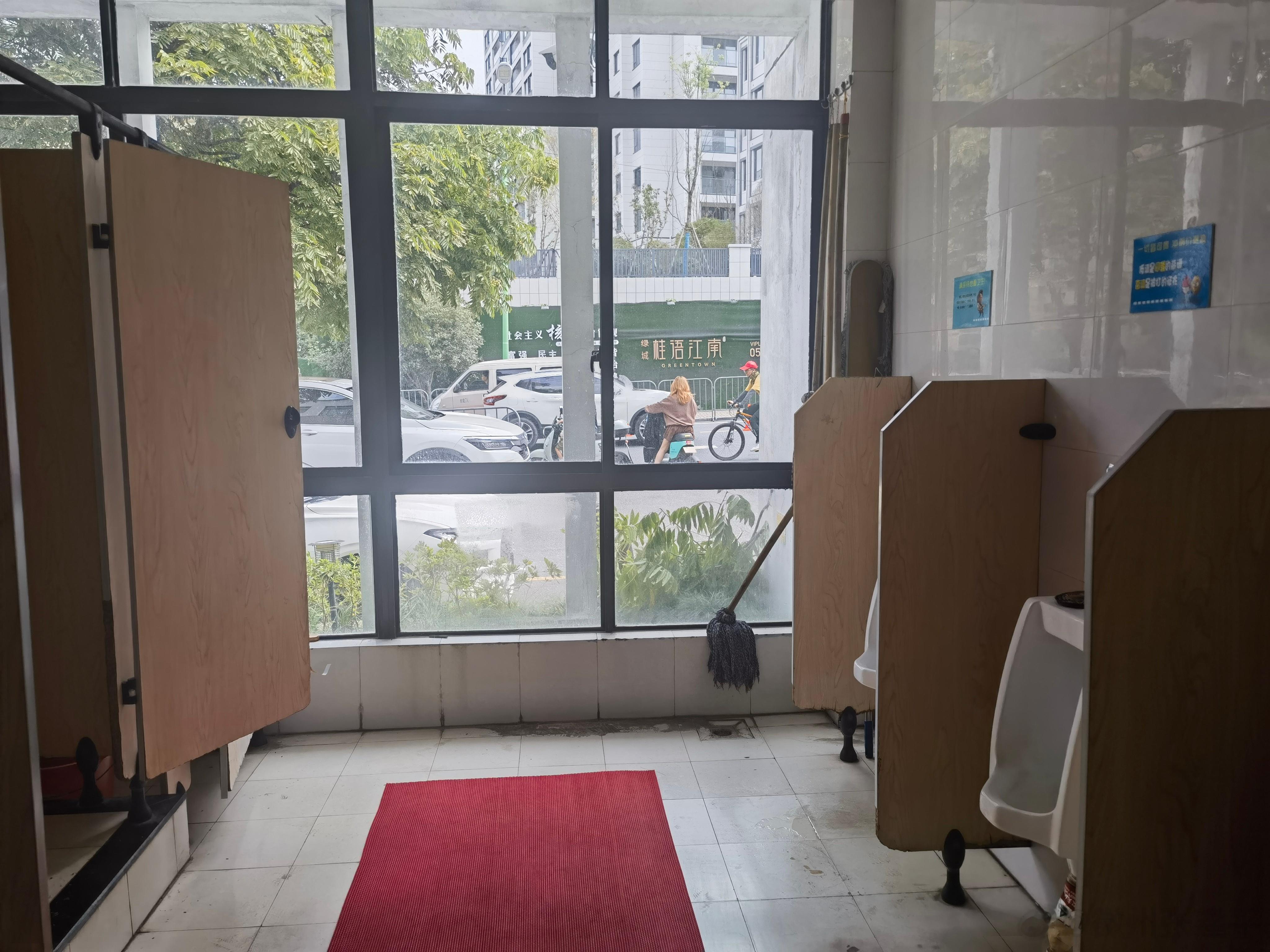 千岛湖客运站这个正对着主街道大透明窗的男洗手间每次看都令人心眼同亮。 ​​​