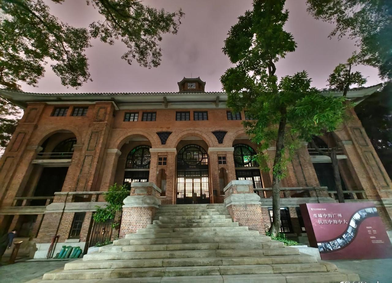 夜见中大。
是日十一月十二日，中大101周年校庆。 ​​​