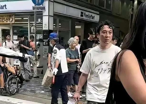 走在东京街头偶遇王思聪，一身简单白T恤独自逛街，没有前呼后拥的随行人员，和早年众