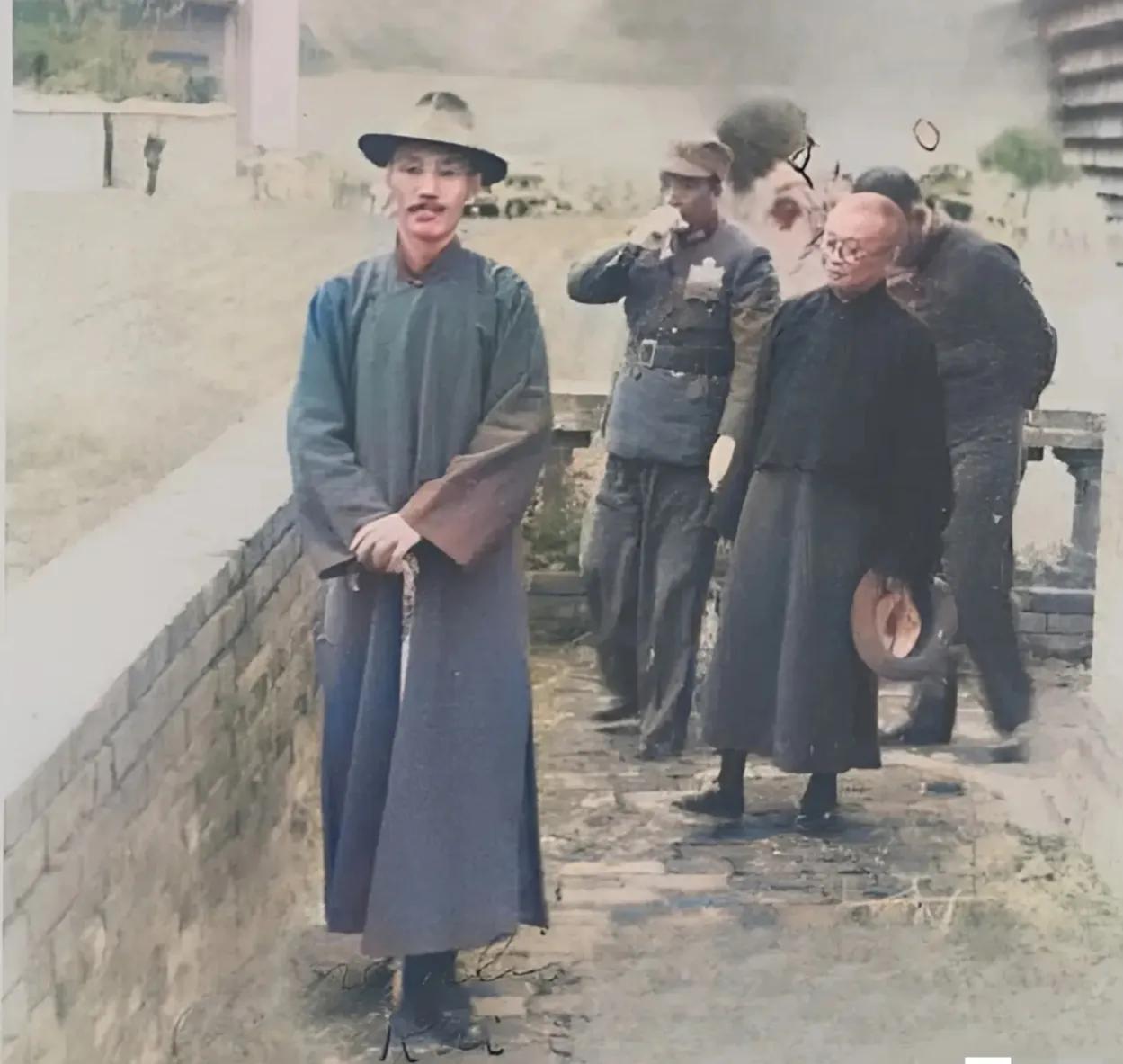 1935年，陕西西安，蒋校长和张学良、杨虎城将军，一张罕见的合影，镜头中的蒋校长