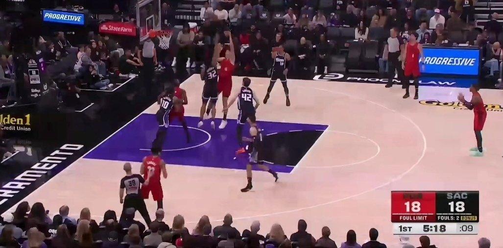 杨瀚森左手勾手篮下左手勾手稳稳命中，进攻端手感在线，抢断后长传助攻卡马拉上篮，攻