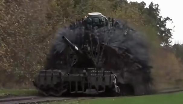 看到俄乌战场上最新款的俄罗斯坦克，你肯定会想：这TM是坦克吗？
但它100%的是