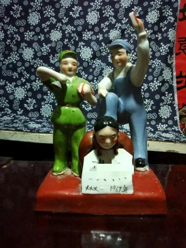 那个动乱年代，我们村有个地主的小老婆，当时觉得她年纪很大了，现在想想，那时候她也