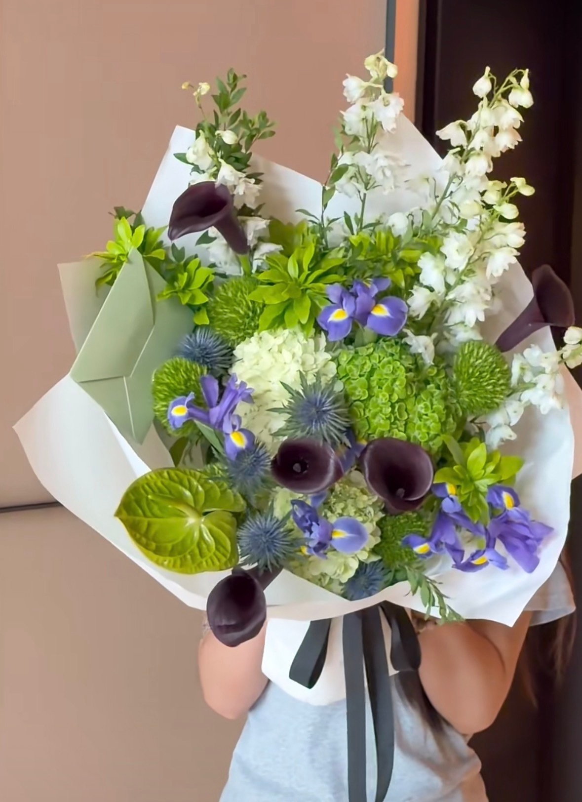 临近杨幂生日，品牌争相送花礼～[哈哈]来自Prada送给杨幂的定制花束，绿蓝紫撞