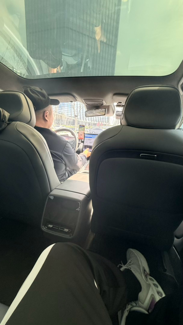 发了个专车 小鹏 P7+这空间体验太棒了！！！！比昨天打的比亚迪汉，还有亚洲龙好