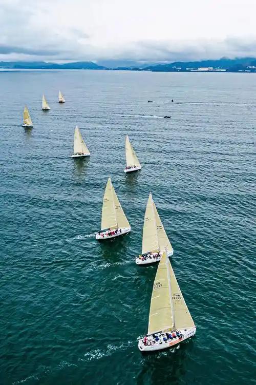 下联：风送万帆轻。

（图片来自网络）