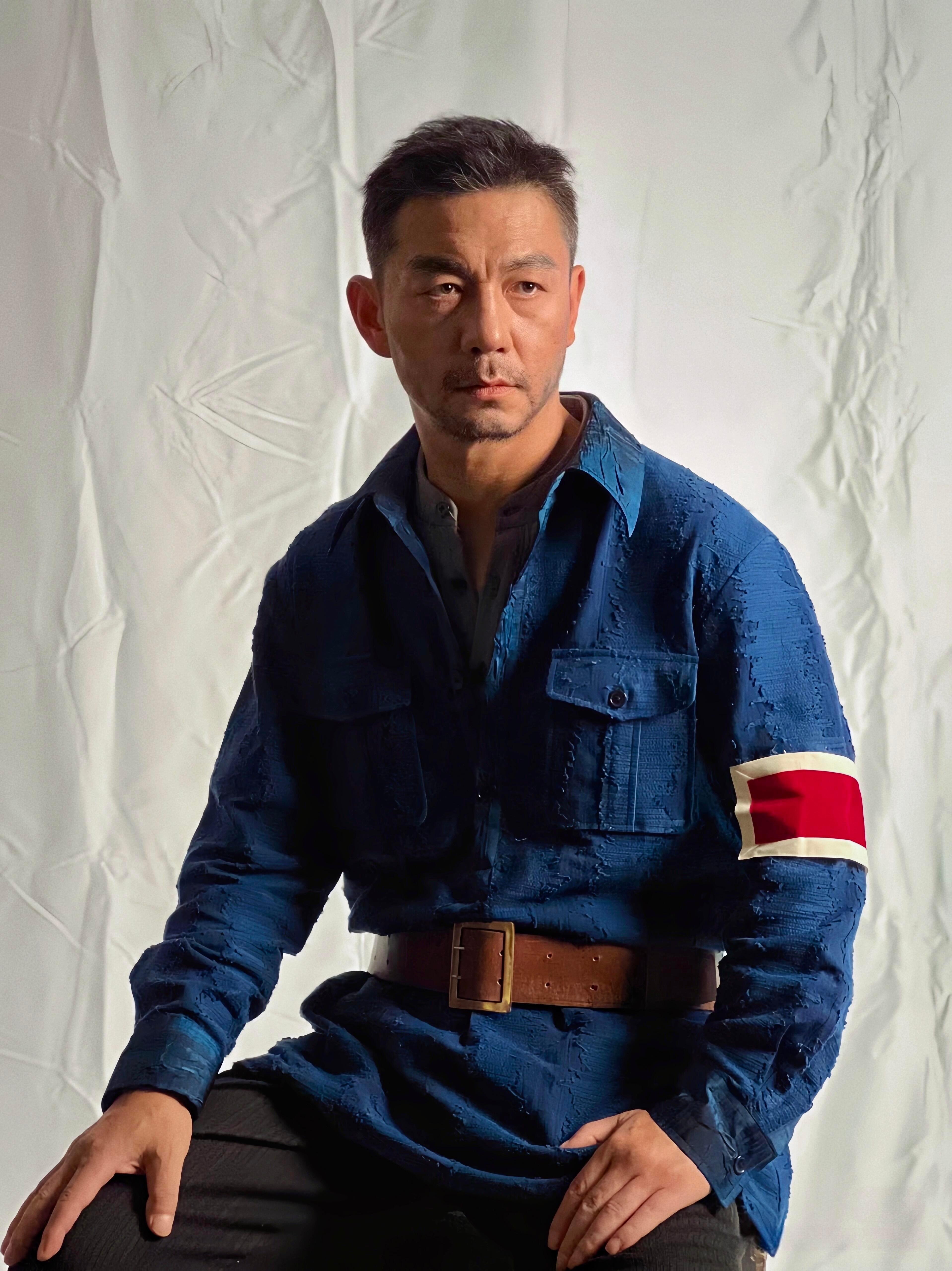 话剧《死无葬身之地》里邢佳栋的法国游击队员造型，饰演卡诺里。 ​​​