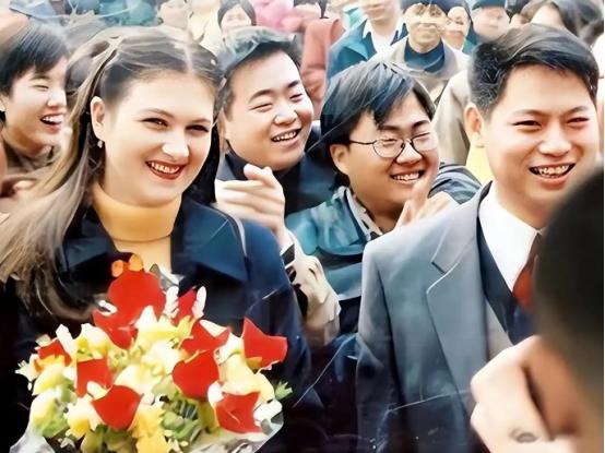 1998年，乌克兰美女远嫁给河南小伙，婚后8年为家庭添了3个儿子，可全都入了乌克