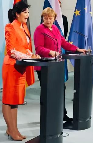 默克尔这是在关注英拉的什么呢？
默克尔看的挺投入啊！看的貌似已经走神了！
是被英