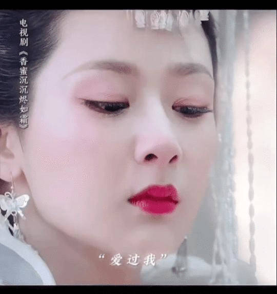 单就这俩动图来说，白鹿唇纹有点重～不过有可能跟滤镜有关，杨紫好像更好一些～ ​​