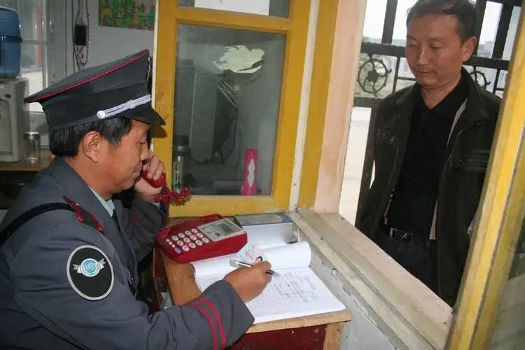 我是一家单位的门卫，干了快20年了，局长都换了好几任，但是我还是门卫。原本我还打