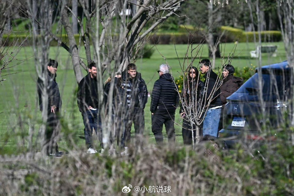 阿根廷队长父亲去世阿媒最新消息确认，斯卡洛尼及阿根廷国家队为梅西父亲敬献花圈送别