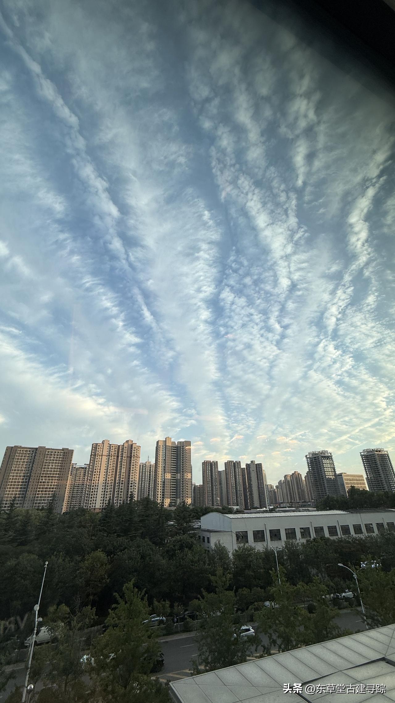 云卷云舒间，那鱼骨状的云彩直指东南方向，让我想起2008年也有这般景象。这种“鱼