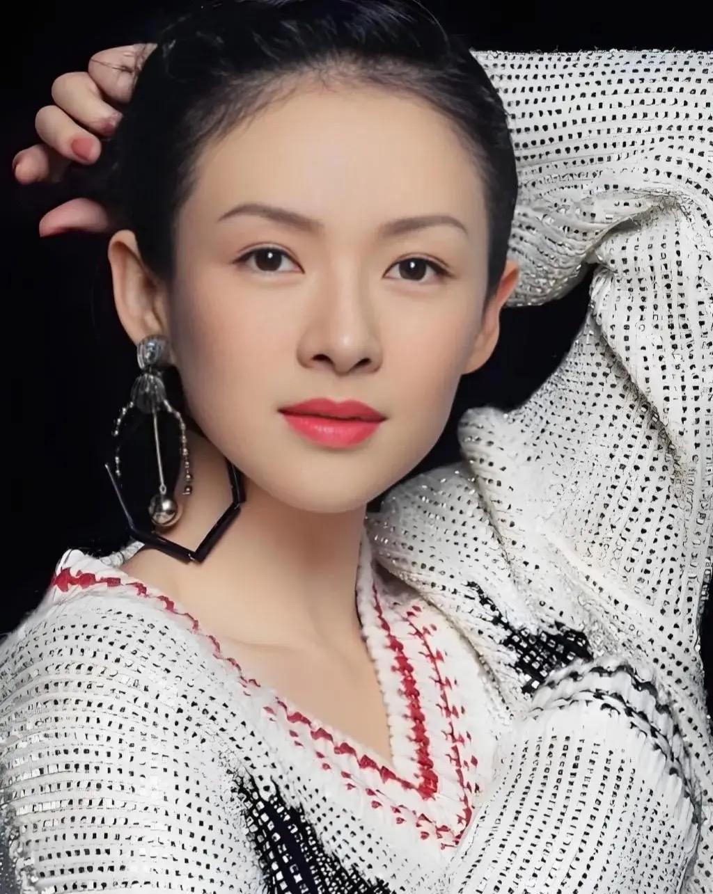 46岁章子怡去埃及度假，女王气质碾压森林北，俩孩子跟汪峰在日本。章子怡在埃及旅行