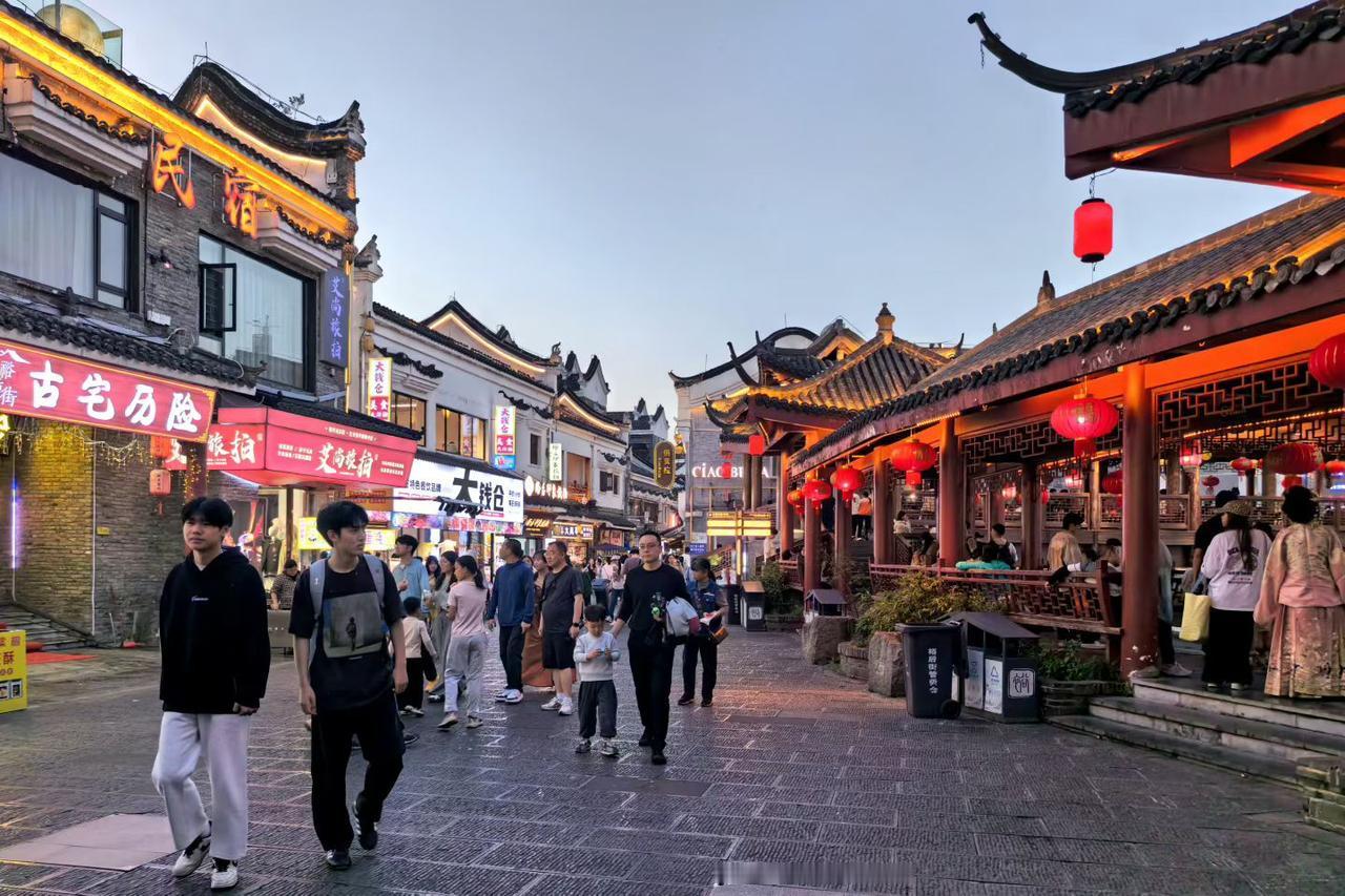 最近大家都在讨论加班文化，我觉得真正重要的是工作效率和生活平衡。现在很多公司盲目