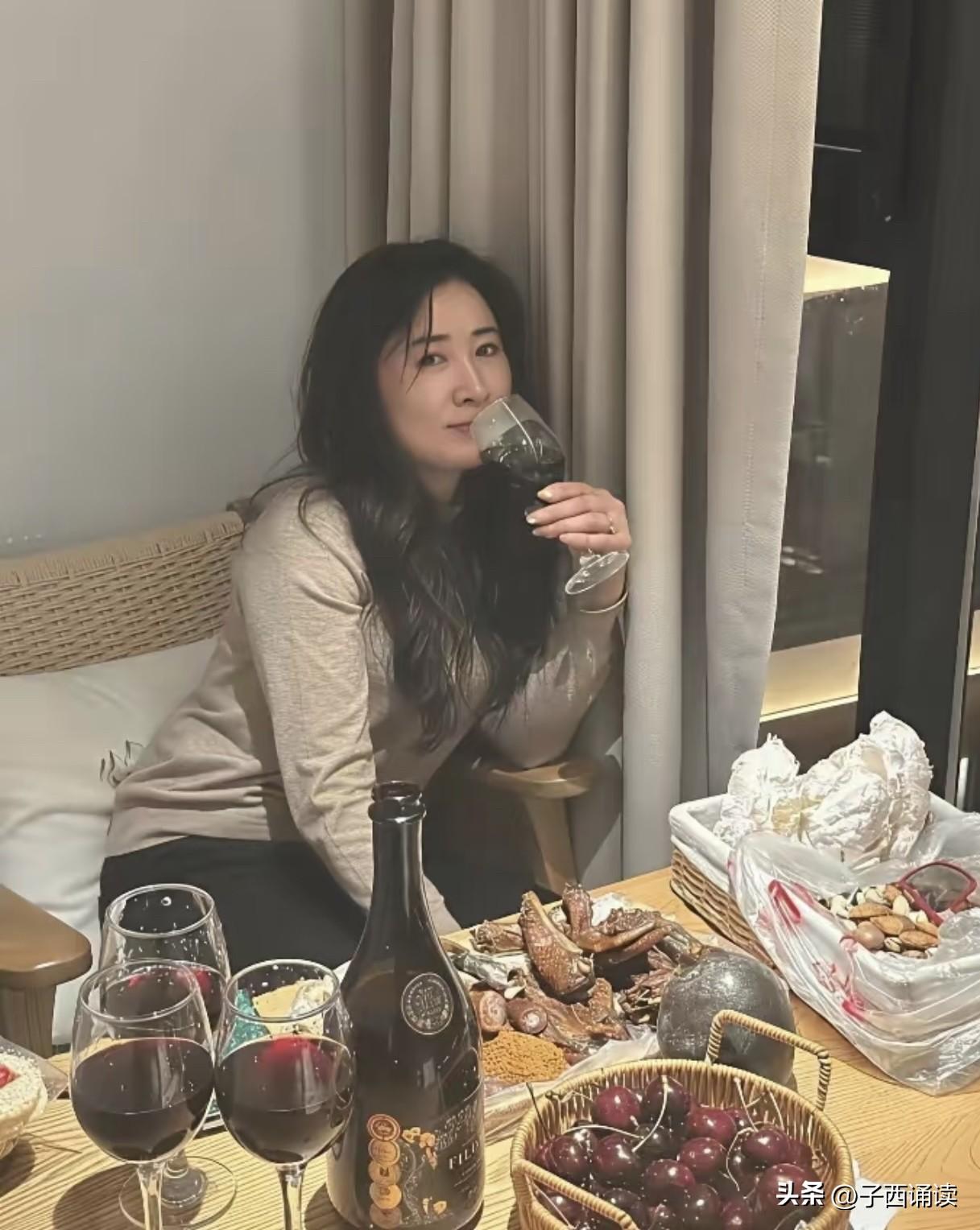 昨天在小酒馆里偶遇了一位独自喝闷酒的女人，我看了她一眼，发现她眼里似乎藏着许多的