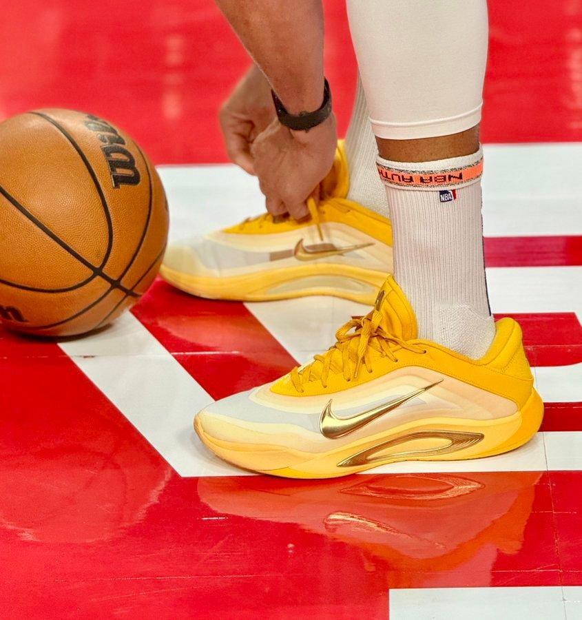 库里热身穿了WNBA王牌队阿贾.威尔逊的签名鞋Nike A‘OneCurrySo