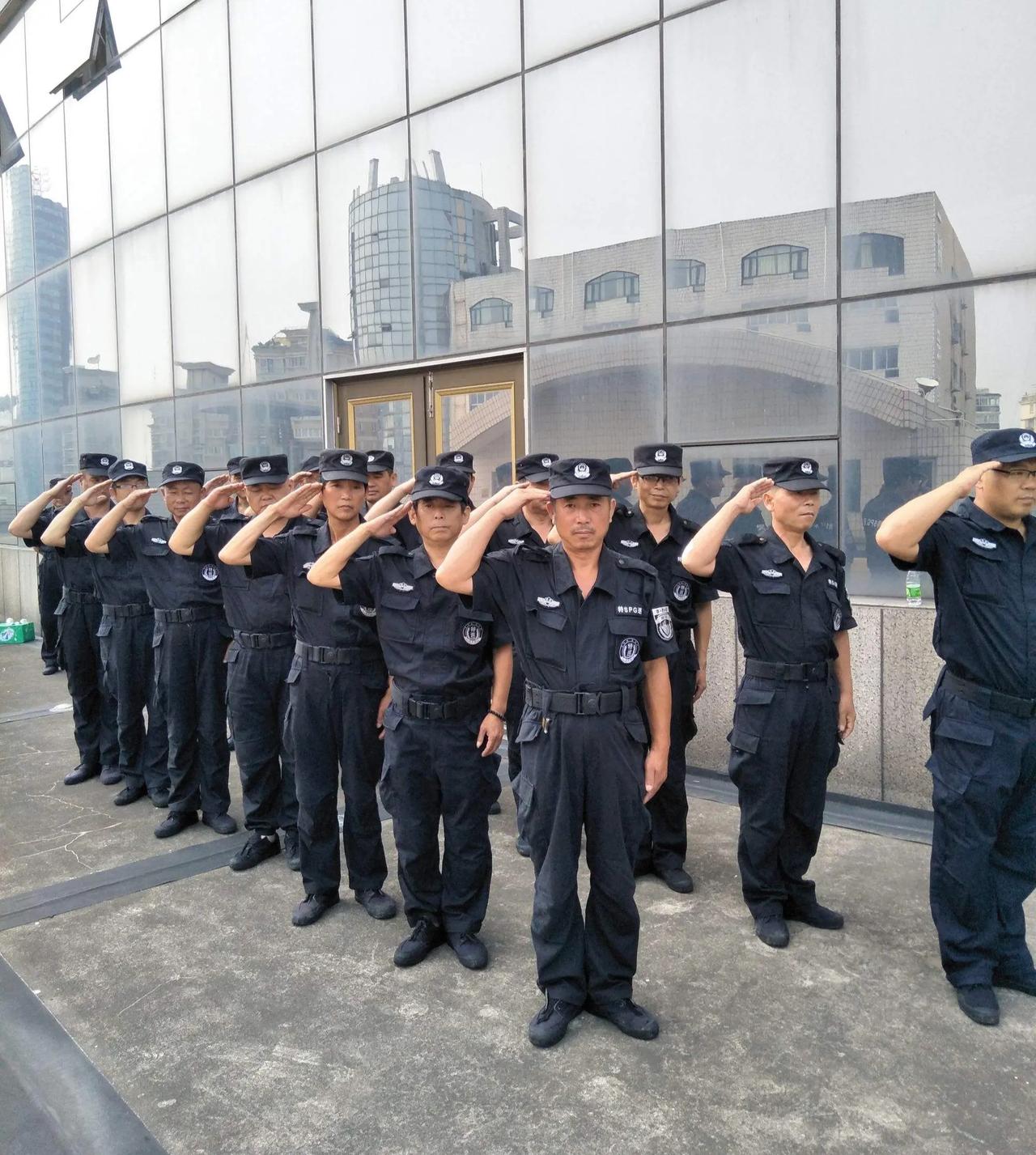 3名保安居然拦住警车，双方僵持了约30分钟，随后传出3人被刑事拘留的消息。

这