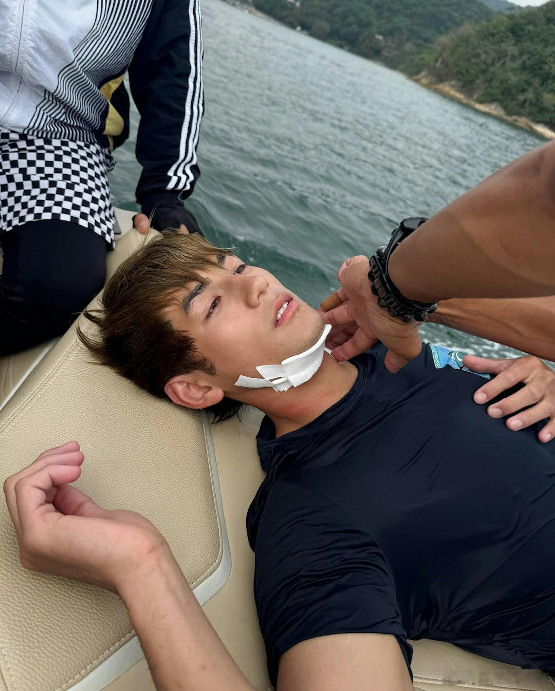 魏浚笙拍戏时脖子受伤，看起来好严重！😱经理人回应指：「Jeffrey今天在拍摄