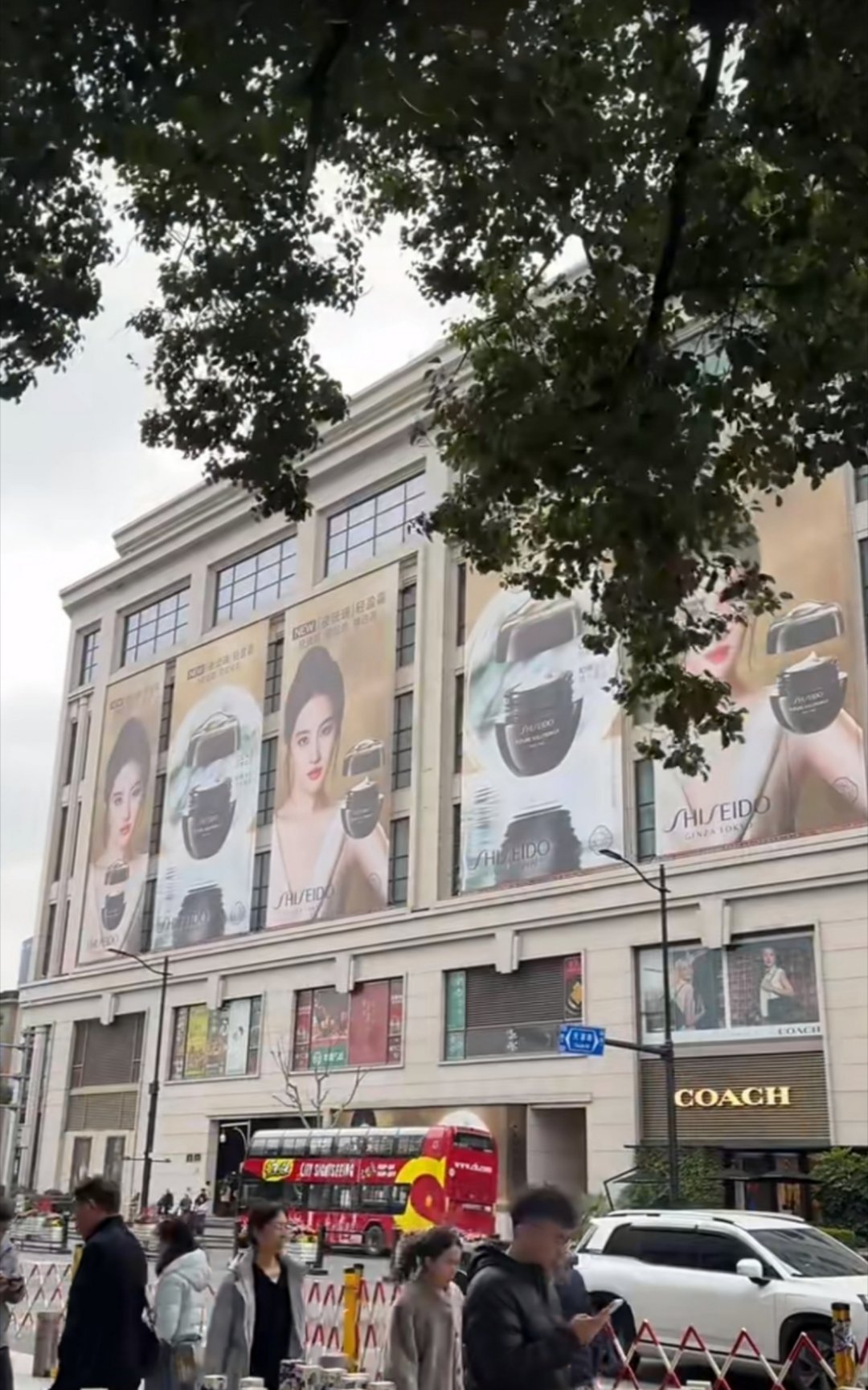 上海南京路全是刘亦菲，天梭海报定格快2个月了，LV定格1个多月了，资生堂几面墙铺