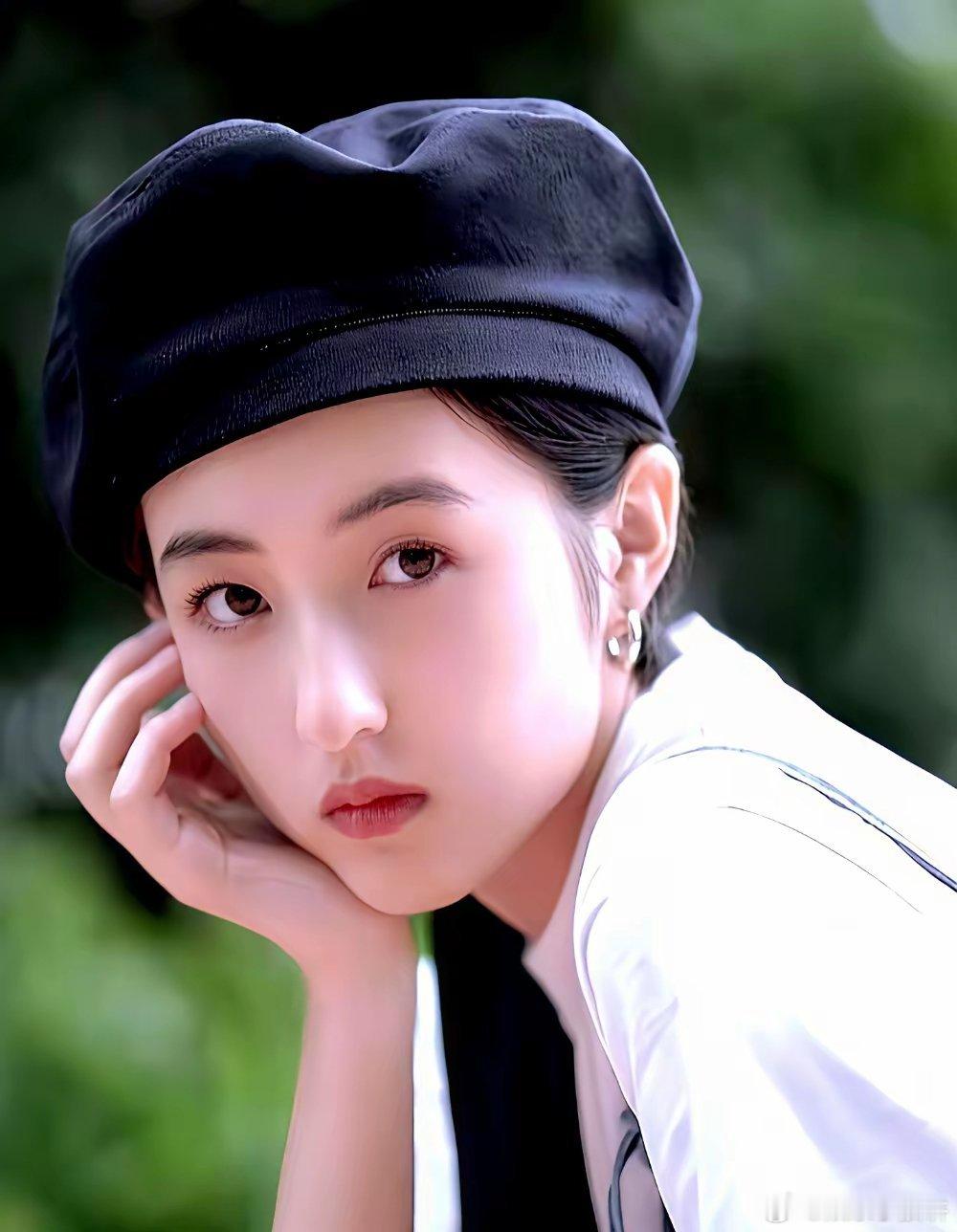 华表影后，半年没接到戏了。她主动找上陈思诚，说《千里江山图》可以零片酬出演，只要