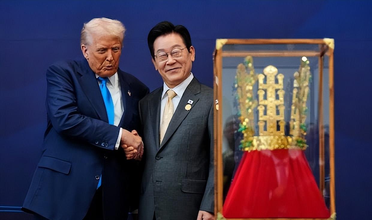 韩国总统给特朗普送王冠这事，最近把美国搅得不轻。
 
你想啊，现在特朗普已经回到