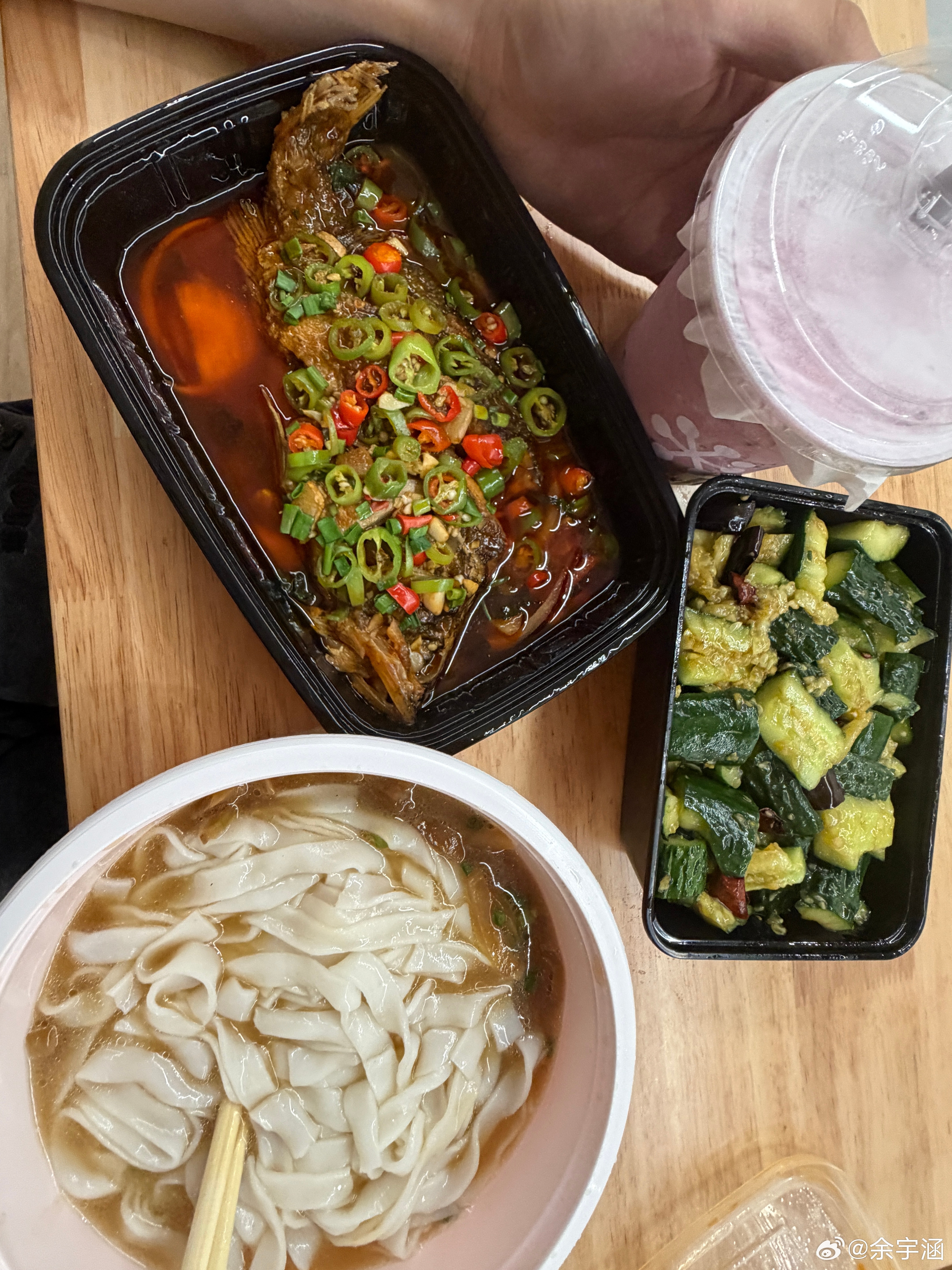 余宇涵这个面和黄瓜感觉好好吃 