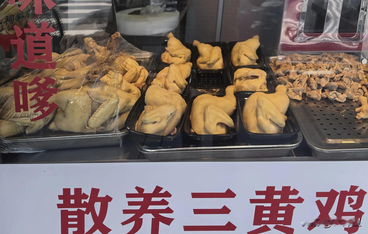 （原创）古镇·白斩鸡
但凡大小饭店，都会供应白斩鸡或白切肚，因为这两道菜食客的领