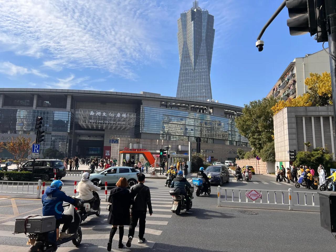 于海青：为何说在杭州西湖广场让我思考？ 如果你到了杭州，一定去西湖湖畔走一走，因