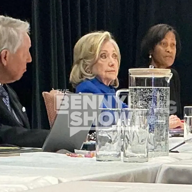 #希拉里暗示传唤马斯克#【因一张照片被泄露，希拉里作证时突然中断，她声称对爱泼斯