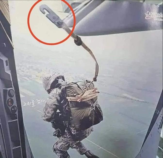 高空跳伞，挂钩脱落，300米直坠，这不是演习！伞兵生死悬于一线，开伞失败，肉饼结