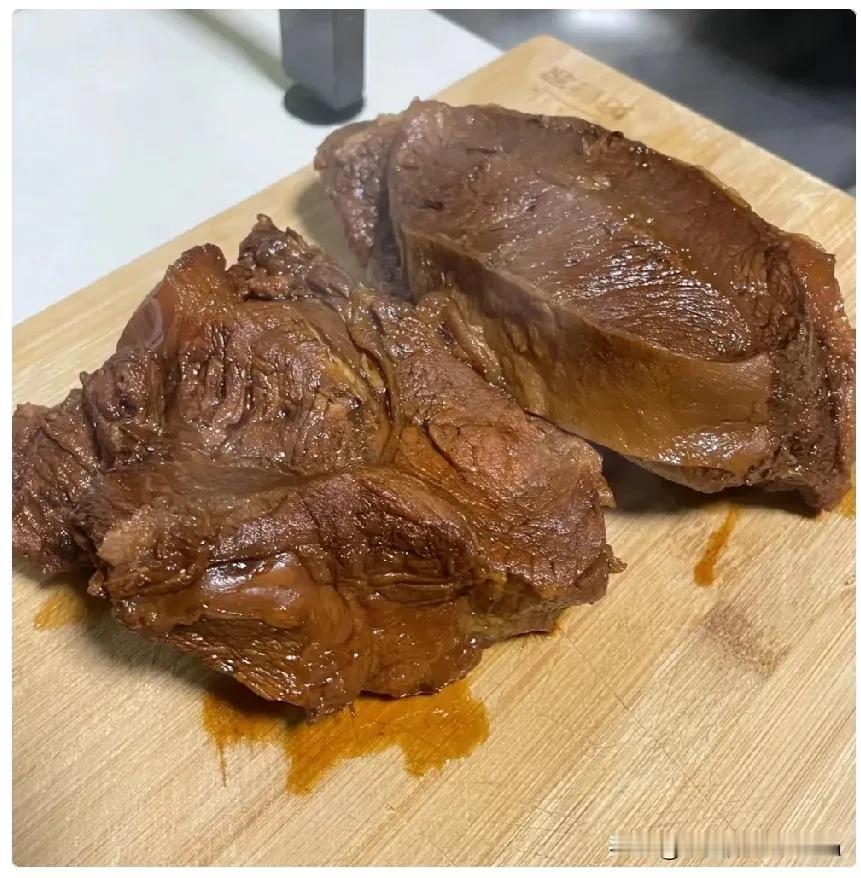 我表哥卖卤牛肉，生意一直不温不火，原本80一斤。自从学了小米的雷军那套营销哲学，