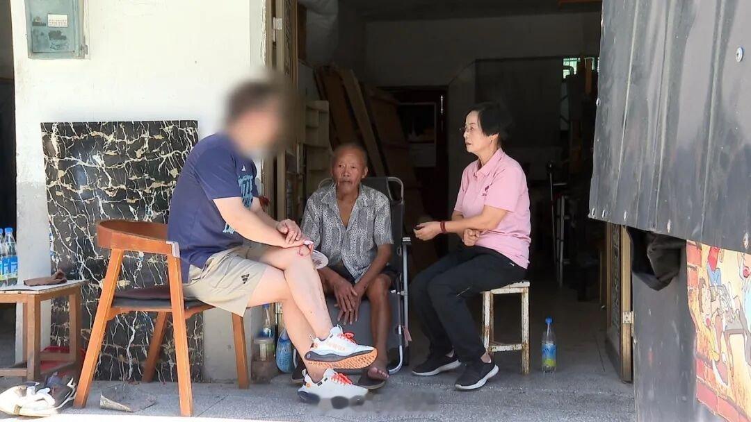 弟弟与父亲同住承担日常照护，但哥哥因经济能力更强（曾代还赌债）试图掌控话语权。折