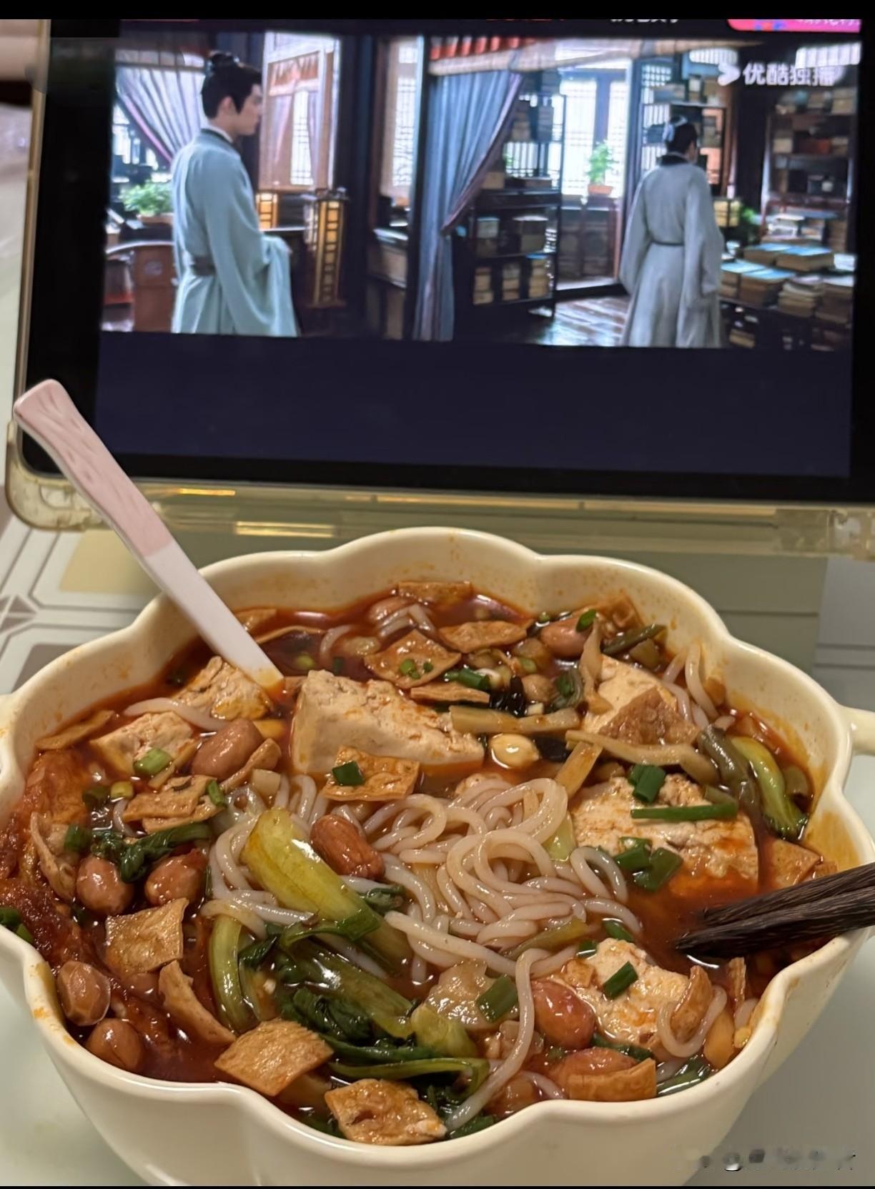 发现没有
中年妇女的顶级快乐

不是老公有多贴心，
也不是孩子多懂事孝顺，
更不