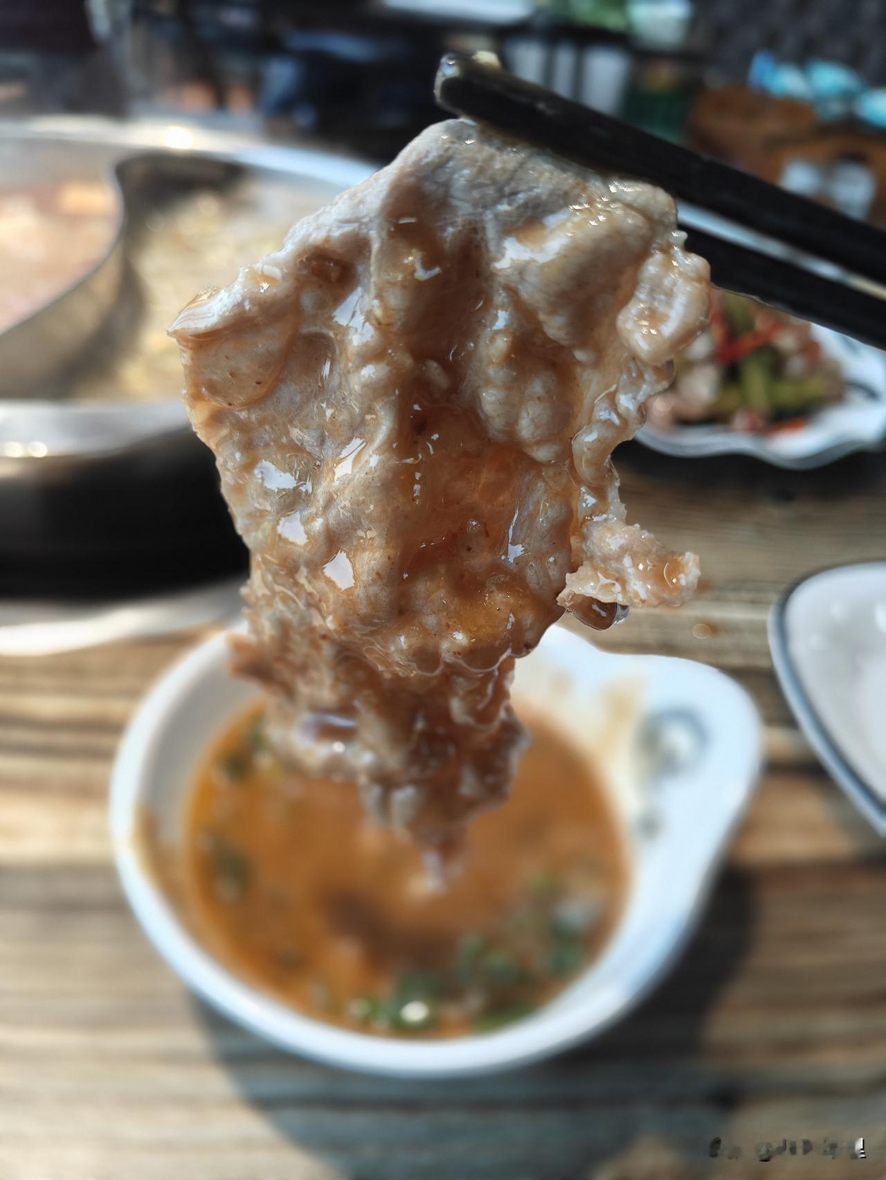 趁着还能喝冰啤酒还可以大口吃肉，为什么不呢？

很多人觉得喝冰啤酒对身体不好，确